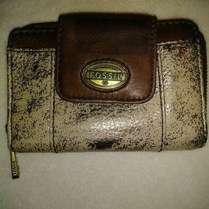 Fossil wallet. Metallic gold with light rose.